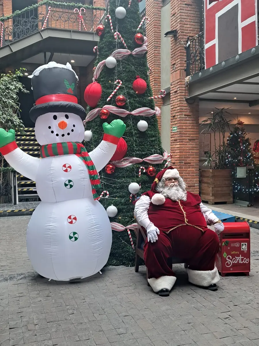 Santa Claus en un escenario preparado para una sesión de fotografías